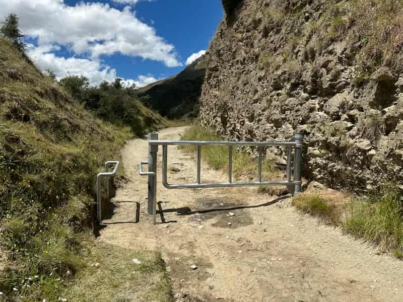 Gateway structure with squeeze barrier